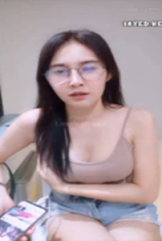 น้องมายสาวแว่นผิวโครดขาวไลฟ์ล็อกห้องจัดกับคู่เทพเล่นเย็ดXXX เล่นกันหน้าไลฟ์โครดมัน