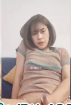 น้องพริก IDX-60048611 คงเสียวมากจริงๆ ดิลโด้เขี่ยไม่หยุด เปิดเสื้อมาหัวนมตั้งแข็งมาก เสียวจนหีกระตุก